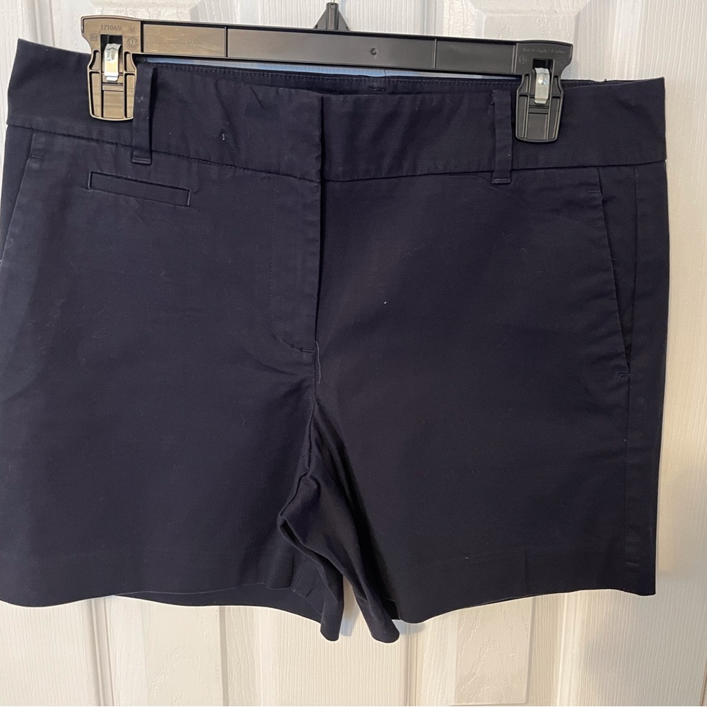 Ann Taylor Metro Short size 6